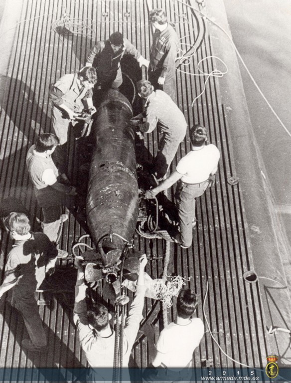 1977. Embarque de torpedos en S-32.bis